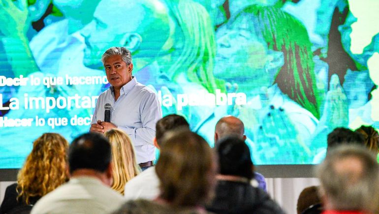 Rolando Figueroa en una reunión con militantes en San Martín de los Andes.