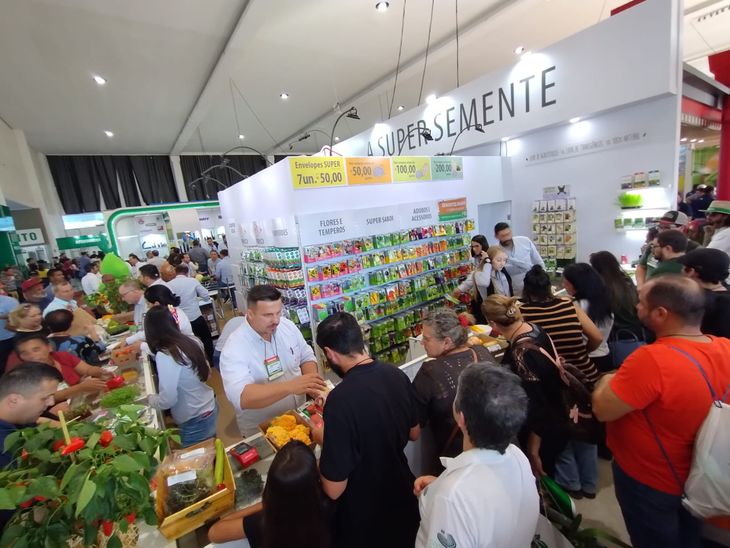 La feria se ha ido expandiendo y cada vez son más los especialistas del área hortícola y de floricultura que participan. La feria se ha ido expandiendo y cada vez son más los especialistas del área hortícola y de floricultura que participan.