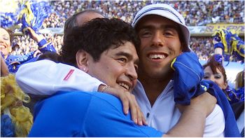 Carlos Tevez se emocionó al hablar de Diego Armando Maradona. Carlos Tevez se emocionó al hablar de Diego Armando Maradona.