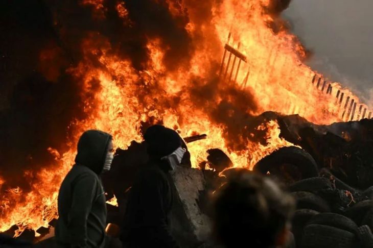 Las protestas de agricultores en Bruselas y el rechazo de Francia e Italia empujan a la UE a replantear la firma del acuerdo.