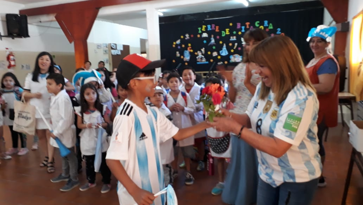 Del aliento al Huevo de su querida escuela al emotivo gesto de un nene con Sarita