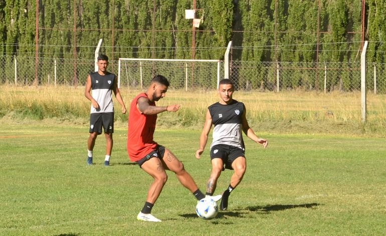Matías Carrera en la pretemporada de Cipolletti y bajo la cámara de LM. Fotos: Antonio Spagnuolo Matías Carrera en la pretemporada de Cipolletti y bajo la cámara de LM. Fotos: Antonio Spagnuolo