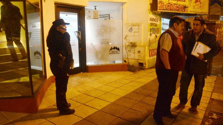 La Policía anoche mientras realizaba el procedimiento en el local asaltado.