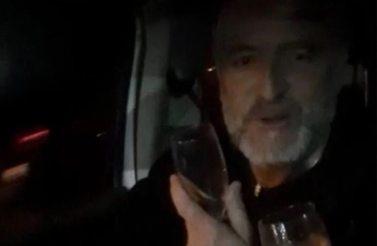 Chupando en la costa: el escandaloso video de un funcionario tomando alcohol mientras manejaba