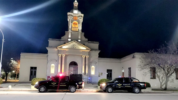 ¿Allanaron una iglesia por drogas? La foto que se viralizó y el cura desmintió