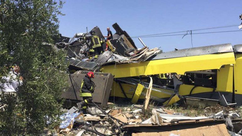Los primeros vagones de ambas formaciones quedaron destrozados.