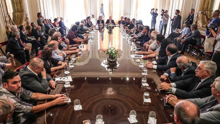 Fernández firmó su primer acuerdo social con varios dirigentes