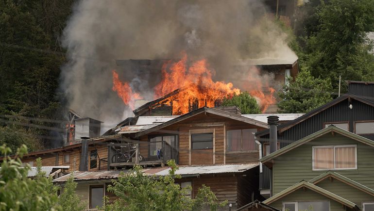 Voraz incendio de tres viviendas: 7 personas heridas con traumatismos e intoxicación