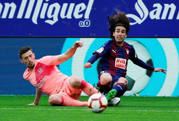 Foto de archivo de Marc Cucurella con la casaca del Eibar en acción ante Clement Lenglet del Barcelona. May 19, 2019 REUTERS/Vincent West Foto de archivo de Marc Cucurella con la casaca del Eibar en acción ante Clement Lenglet del Barcelona. May 19, 2019 REUTERS/Vincent West