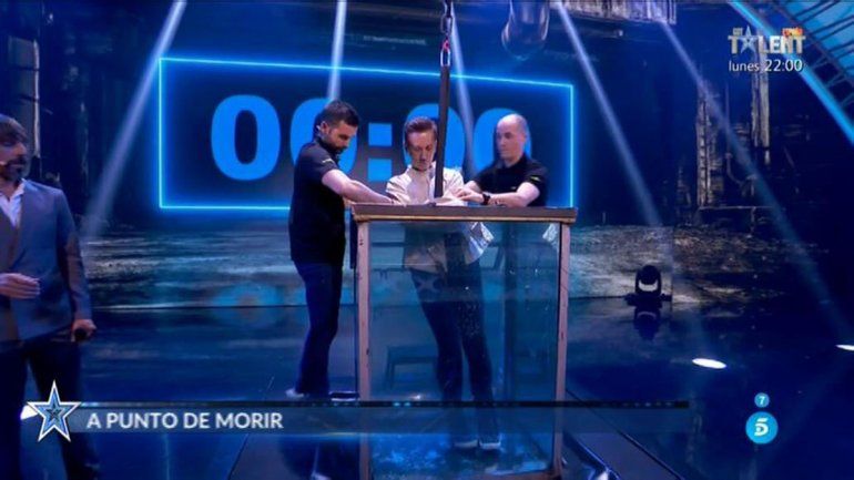 Ilusionista quiso hacer la gran Houdini y casi muere