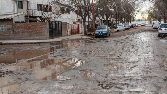 El deterioro de las calles es una constante histórica en Cipolletti.