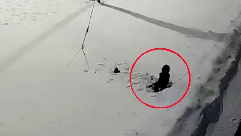 Un video en YouTube muestra la caída de un niño en Rusia. Foto: Cortesía