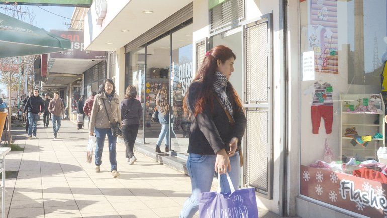 Si no es de primera necesidad, la gente no compra. Muchos clientes miran vidrieras y pasan de largo.