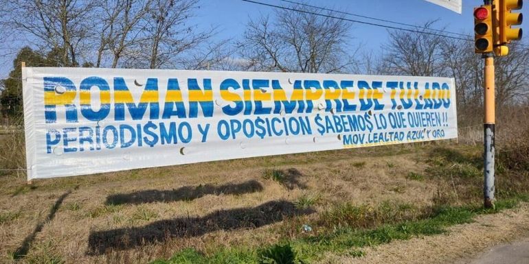 El nuevo pasacalle que apareció en las inmediaciones del predio de Boca en Ezeiza.