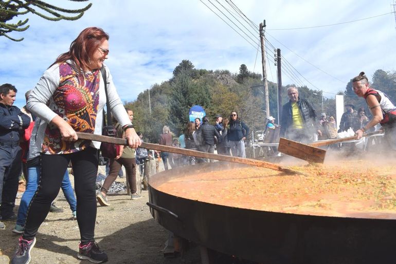 Los turistas fueron parte de la cocina de la paella gigante en Villa Pehuenia.