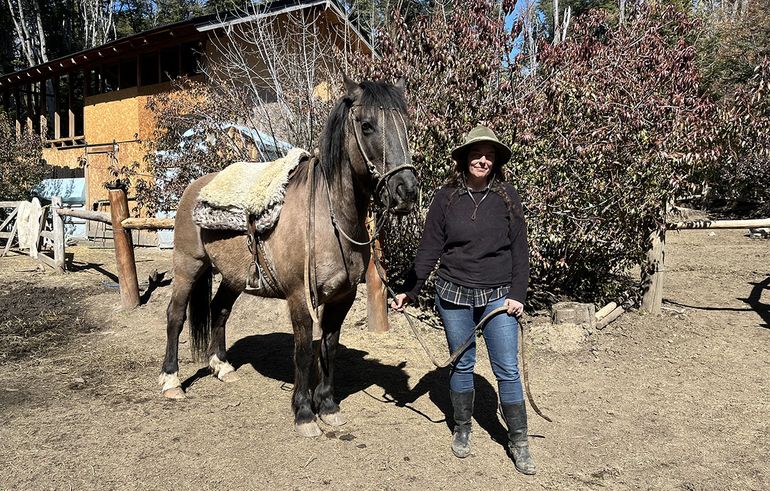 Un amor, una herencia y una historia de película en Villa Traful: Lollie Campbell, la rescatista de caballos