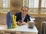 El senador por Santa Cruz José María Carambia en 2023, cuando instaló una mesa de camping en el Senado.