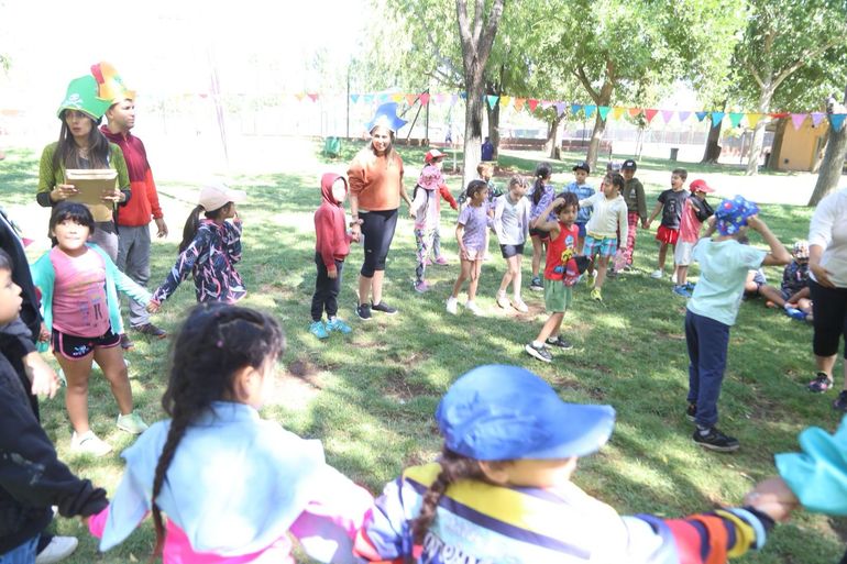 Los chicos ya disfrutan de las colonias de verano en los clubes neuquinos. Los chicos ya disfrutan de las colonias de verano en los clubes neuquinos.