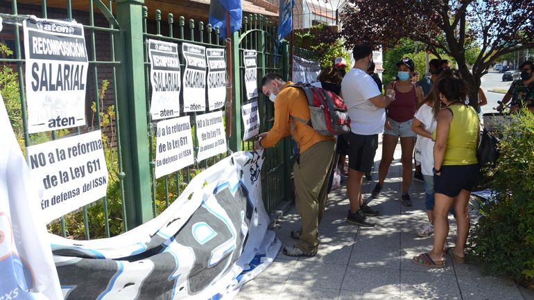 Militantes de ATEN, esta tarde en las afueras de la mesa salarial.  Esperaban una propuesta concreta del Gobierno.