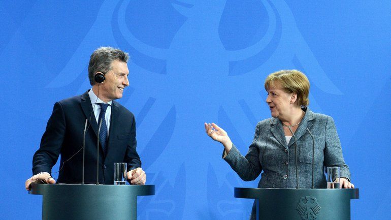 El Presidente fue recibido con honores y almorzó con la canciller alemana.