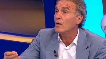 “¡Hay que vacunar a los abuelos primero!, se quejó Ruggeri hoy en el programa de fútbol donde se tomó unos minutos para salirse del tema y meterse en el debate político. “¡Hay que vacunar a los abuelos primero!, se quejó Ruggeri hoy en el programa de fútbol donde se tomó unos minutos para salirse del tema y meterse en el debate político.