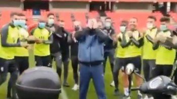 La emoción del canchero al ver el regalo. La emoción del canchero al ver el regalo.