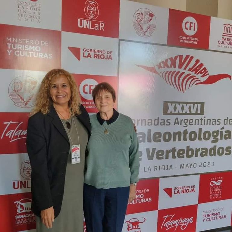 Laura Avila, actual directora del Parque Geopaleontológico Proyecto Dino junto a la destacada paleontóloga Zulma Gasparini, quien expresó su apoyo a la continuidad del trabajo científico de Jorge Calvo.