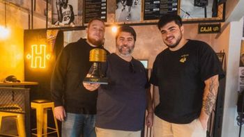 Parte del equipo de Harlem con el premio Burgerpalusa 2024 Parte del equipo de Harlem con el premio Burgerpalusa 2024