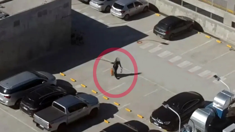 Empleada de aeropuerto detenida tras robarse la valija de un pasajero