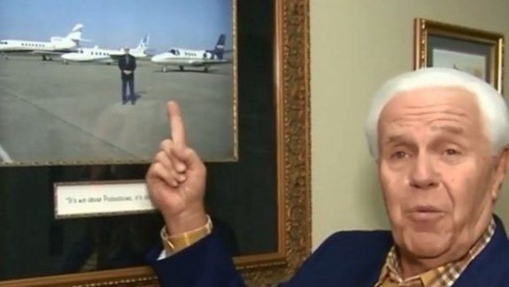 Insólito: un pastor le pide plata a sus fieles para comprarse un avión