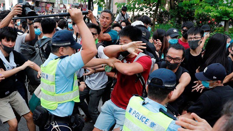 Hong Kong: miles de personas le protestan a China