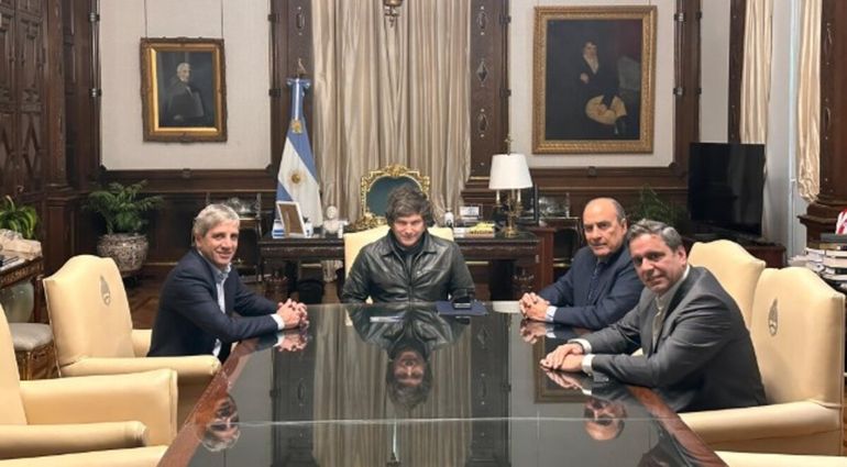 El presidente Javier Milei junto a Caputo