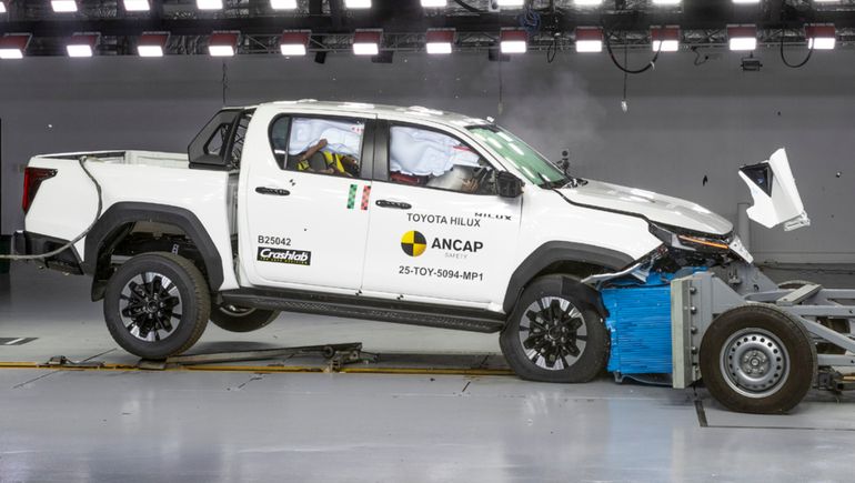 Prueba de choque de la nueva Toyota Hilux. Prueba de choque de la nueva Toyota Hilux.
