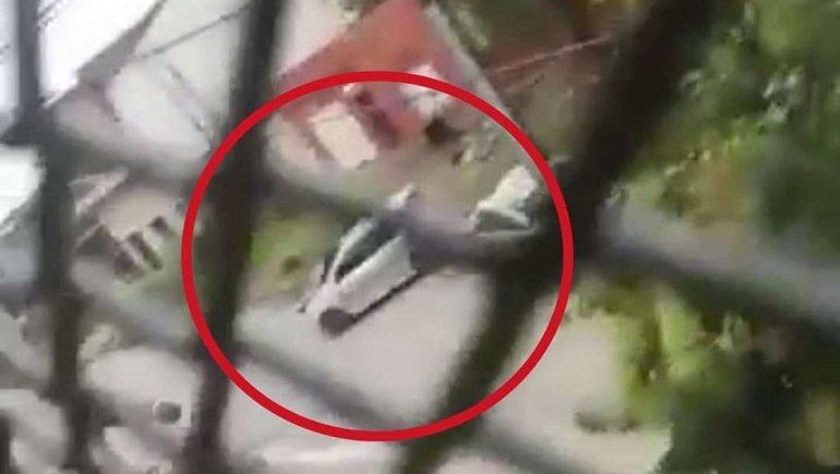 Quiso evitar que le roben el auto y el ladrón la arrastró 300 metros