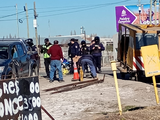 Insólito choque entre una zorra ferroviaria y una camioneta nueva en Neuquén