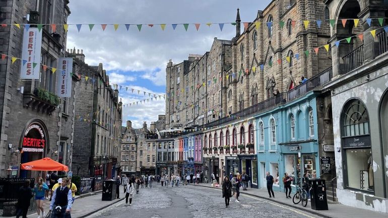 Un viaje de turistas de Río Negro a Europa terminó en una estafa, en Edimburgo, Escocia. Un viaje de turistas de Río Negro a Europa terminó en una estafa, en Edimburgo, Escocia.