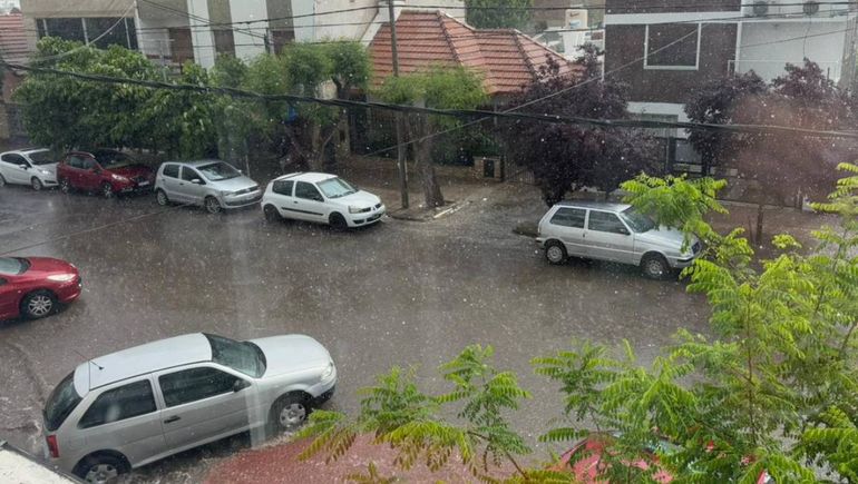 Fuerte tormenta de lluvia y granizo en Neuquén capital