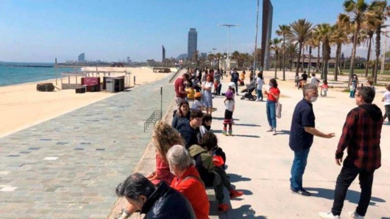 España sufre un pico de la pandemia al aflojar la cuarentena.