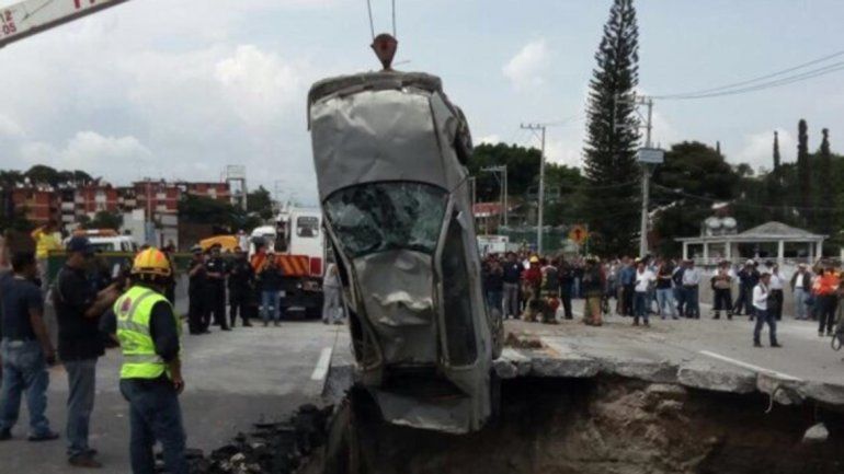 Padre e hijo caen con el auto en un cráter y mueren