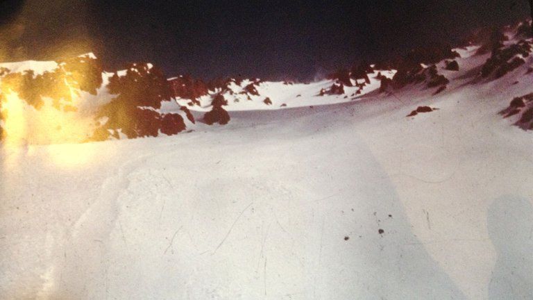 Una foto rescatada de la cámara de Roy Harley, mostrando el camino que hizo el avión tras estrellarse en los Andes.