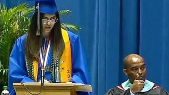 Estudiante recordó a víctimas del racismo y la censuraron