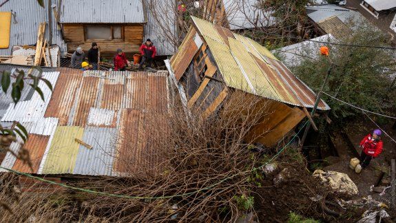 La lluvia generó un deslave y se derrumbó una casa en San Martín de los Andes
