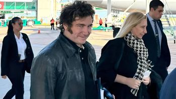 Javier Milei, junto a su hermana Karina, la secretaria General de la Presidencia que lo acompaña en cada viaje. Javier Milei, junto a su hermana Karina, la secretaria General de la Presidencia que lo acompaña en cada viaje.