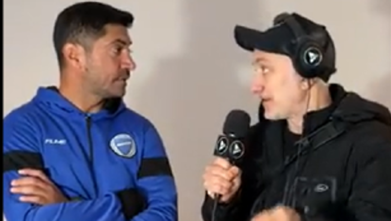 Andy Kusnetzoff durante la charla con Nicolás Olmedo, ayudante de campo de Daniel Oldrá. Andy Kusnetzoff durante la charla con Nicolás Olmedo, ayudante de campo de Daniel Oldrá.