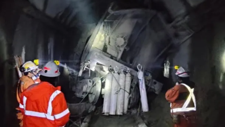 Cinco mineros permanecen atrapados en la mina de cobre El Teniente.