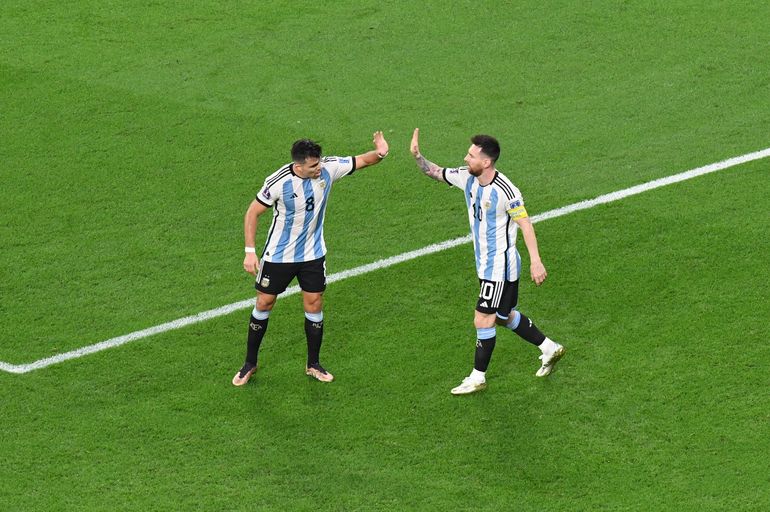 Messi y el zapalino Acuña, figuras en el partido ante Australia.
