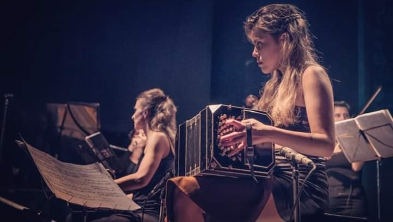 De bailar tango en milongas a tocar el bandoneón por el mundo