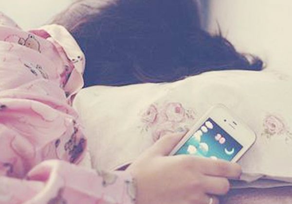 Sueño pesado: el celular en el dormitorio engorda