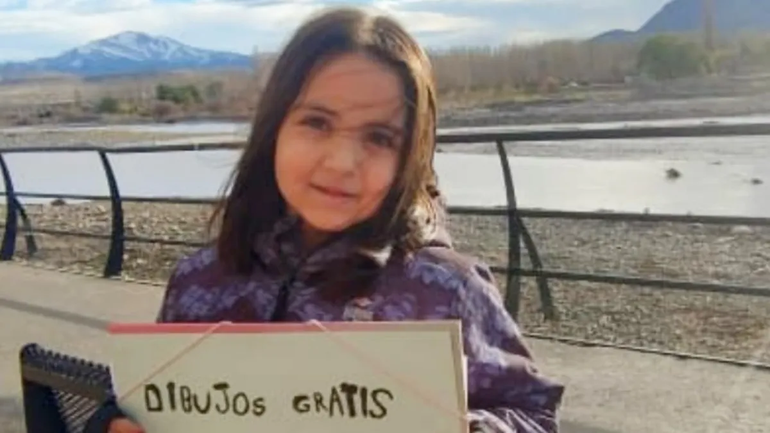 Cata y su mágica forma de vender gratis sus dibujos en la costanera de Chos Malal