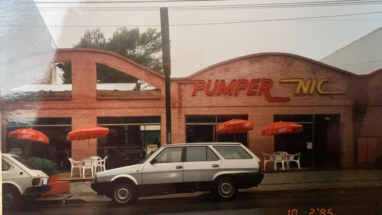 Fachada de un Pumper en la década del 90. Otro país y el mismo a la vez. Fachada de un Pumper en la década del 90. Otro país y el mismo a la vez.